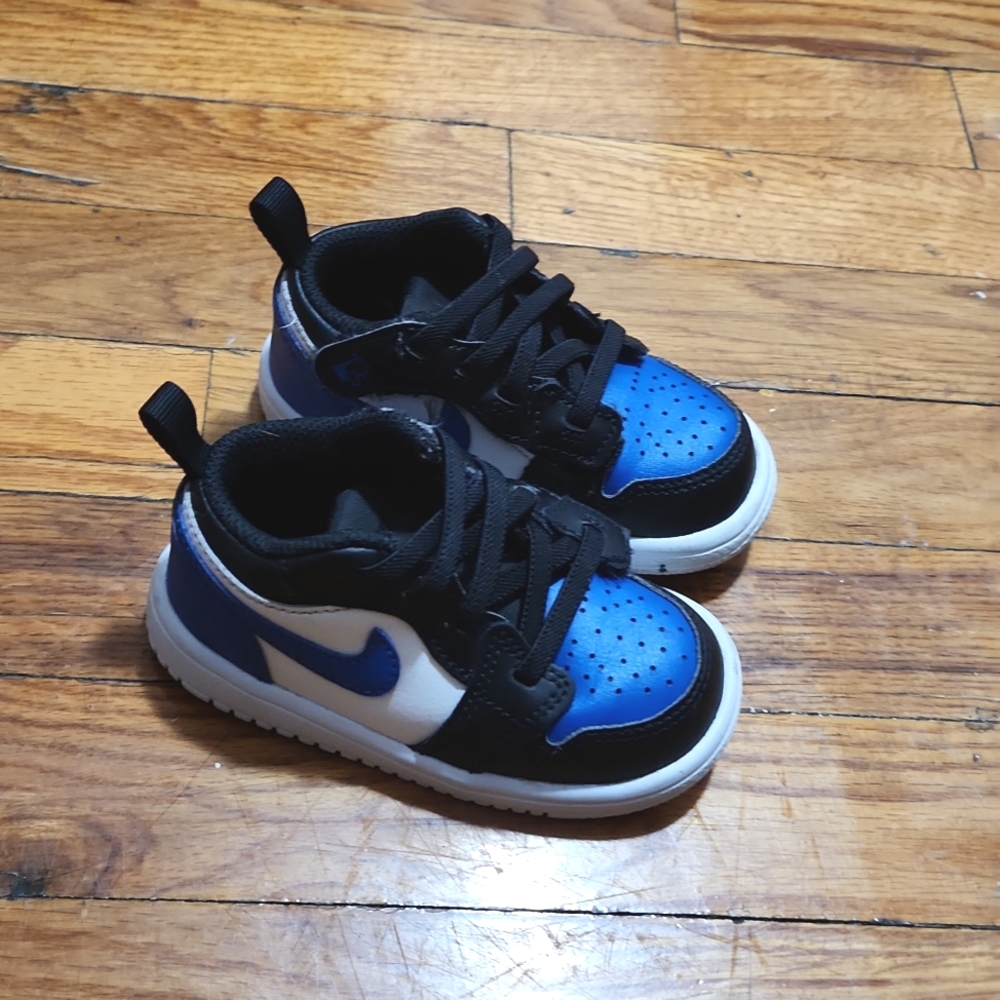 Toddler Air Jordan black/white/royal blue size 6